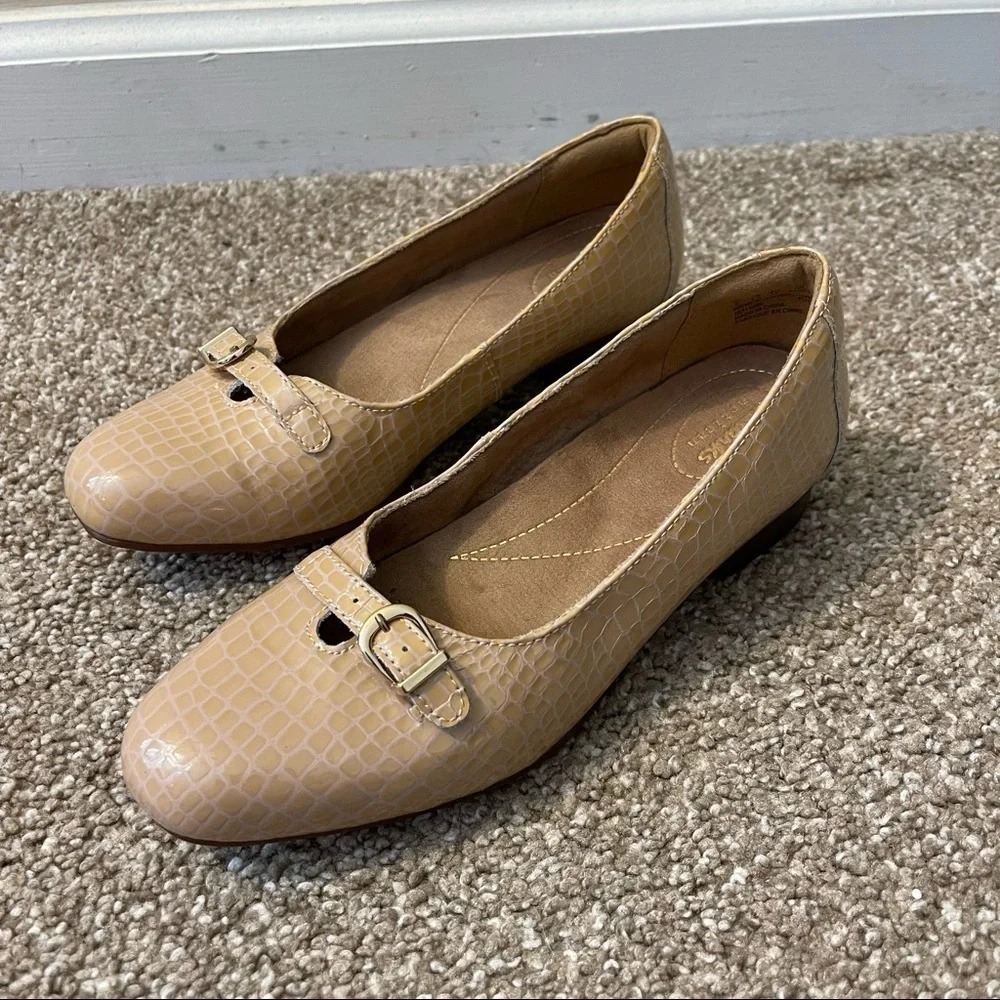 Clarks Artisan Women's Slip On Comfort Flats Beige Snake Prints Size 6.5M